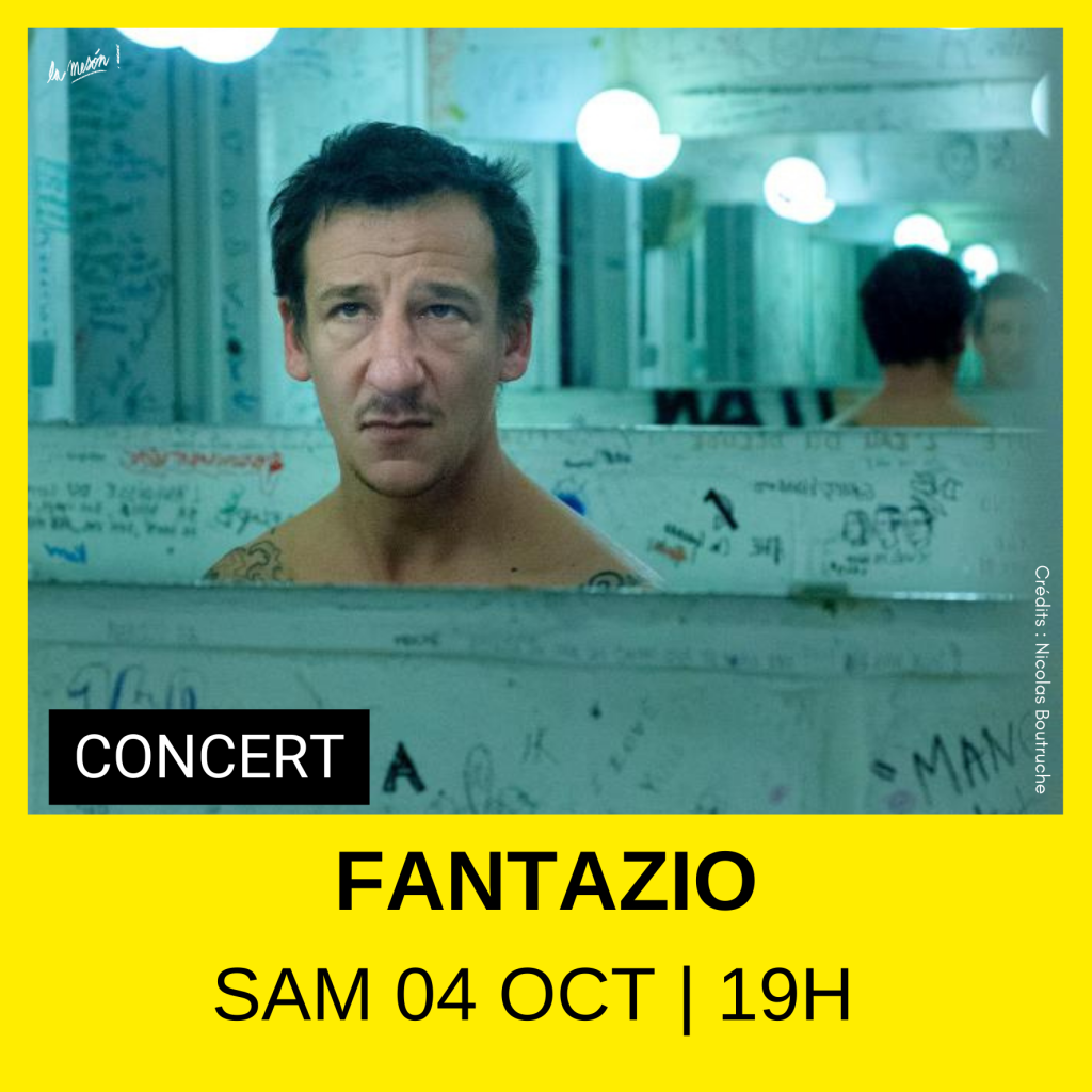 Homme devant un miroir avec un fond bleu