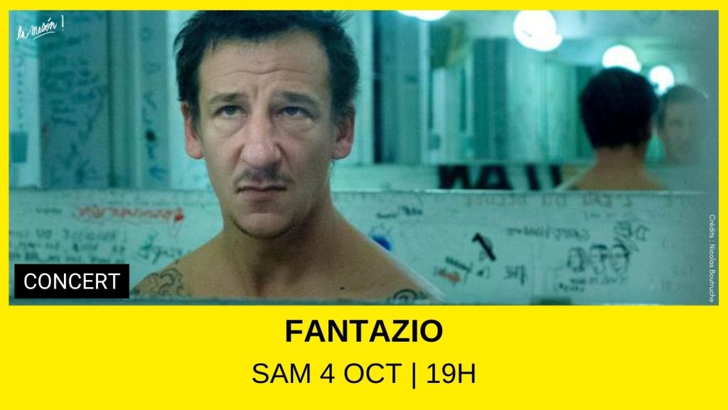 homme devant un miroir sur un fond jaune qui annonce une date de concert