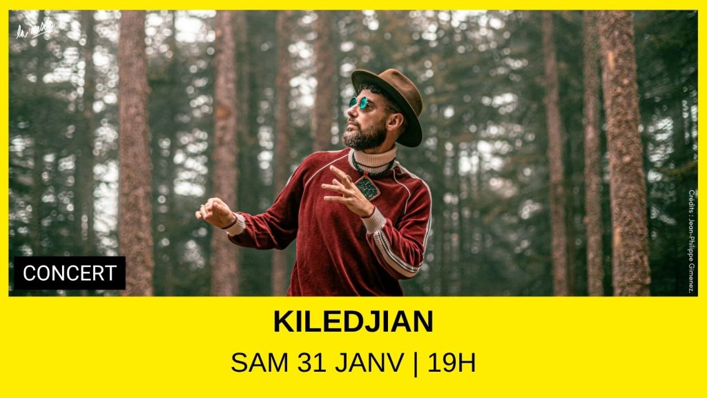 Homme qui danse dans une foret