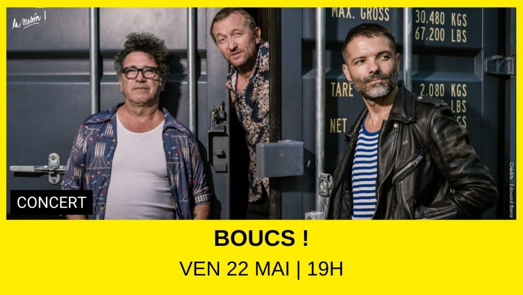 Trois hommes qui posent pour une photo